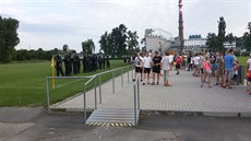 Pi utkání Slavie Praha a Dynama eské Budjovice musela zakroit také policie.