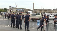 Policie stílela na agresora v cíli Tour de France, chtl prorazit bariéru