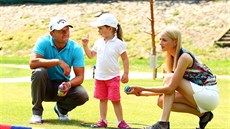 Markéta Diviová-Fuxová s dcerou Natálkou a golfovým trenérem.