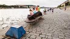 Na náplavce kotví spousta lodí, ty si v�ak za své místo platí. A� ve�er prý...