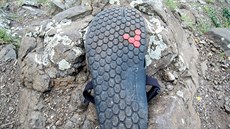 Typický  vzorek na podráce bot Vivobarefoot drí pomrn dobe i na mokru.