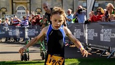 Osmiletý Bailey Matthews pi dobhu do cíle svého prvního triatlonu po mozkové...