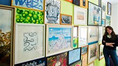 Hudební klub v Peci pod Sn�kou Klondike p�etvá�ejí streetartisté (10.7.2015).