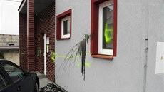 Dva vandalové pokodili fasádu domu v Nerudov ulici v Karlových Varech.