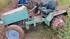 Kdy� malotraktor na kluzké polní cest� dostal smyk, �idi� z n�j vypadl a na...
