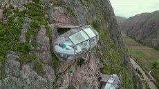 Prosklené bu�ky p�ipomínají tvarem lusky �nalepené� na skalních st�nách.