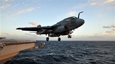 EA-6B Prowler pi startu z paluby letadlové lodi.