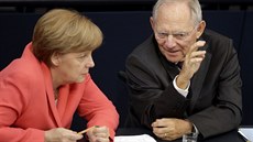 Ministr Schäuble spolu s kanclékou Angelou Merkelou pi vyjednávání podmínek...