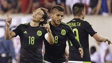 Mexičtí fotbalisté Andres Guardado (vlevo) a Jonathan Dos Santos se radují z...