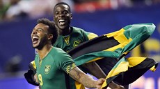 Fotbalisté Jamajky Giles Barnes (vlevo) a Je-Vaughn Watson se radují z postupu...