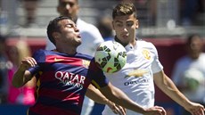 Andreas Pereira (vpravo) z Manchesteru United v souboji a barcelonským Rafinhou.