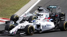 Felipe Massa (vpedu) ze stáje Williams v souboji s Lewisem Hamiltonem z...