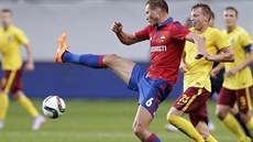 Alexej Berezuckij z CSKA Moskva stílí na branku Sparty.