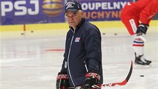 Trenér Vladimír Vjtek na prvním tréninku eské hokejové reprezentace.