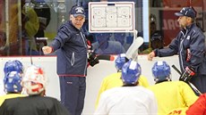 Trenér Vladimír V�jtek na tréninku �eské hokejové reprezentace.