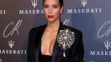 Kim Kardashianová v kalhotovém kostýmu Givenchy v Paíi na veírku bývalé...