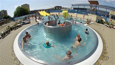 Pohled na bazén a atrakce venkovního areálu koupalit v Perov.