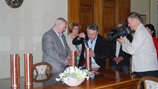 Do makovice prost�jovské radni�ní v�e putovala v tubusech s poselstvím...