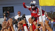 Sebastian Vettel slaví triumf ve Velké cen� Ma�arska.