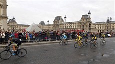 KOLEM LOUVRU. Momentka ze závrené etapy Tour de France