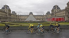Peloton v závrené etap Tour de France projídí kolem Louvru.
