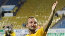 Tomáš Vondrášek z Teplic si po zápase s Olomoucí cosi vyříkával s fanoušky.