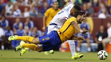 Luis Alberto Suárez Díaz z Barcelony (ve žlutém) a Kenedy z Chelsea v souboji o...