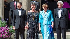 Německá kancléřka Angela Merkelová se svým mužem Joachimem Sauerem (vlevo),...