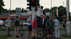 Cyklisté z Hradce Králové zakryli matoucí semafory na kiovatce ulic...
