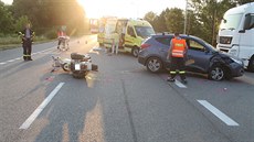 Policisté vyetují nehodu, pi ní zemel motorká.