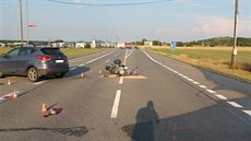 Policisté vyetují nehodu, pi ní zemel motorká.
