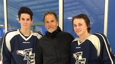 Matj Dejdar, hokejový trenér John Tortorella a spoluhrá Hunter Conneley