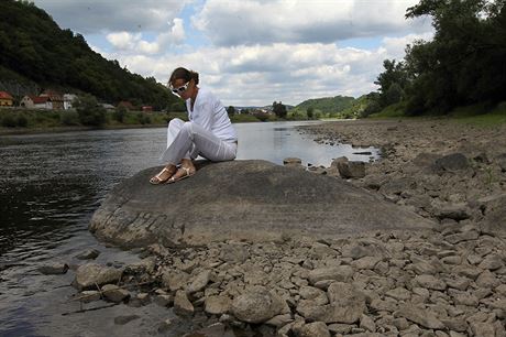 Hladový kámen u Tchlovic odhalilo sucho poprvé po letech loni. Historici se domnívali, e u ani neexistuje. (31. 7. 2015)