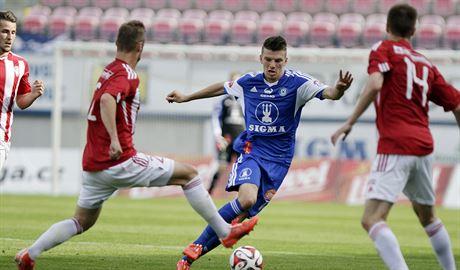 Olomoucký fotbalista Jan trba útoí.