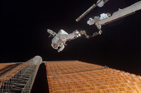 Americký astronaut Scott Edward Parazynski pi výstupu do volného vesmíru.