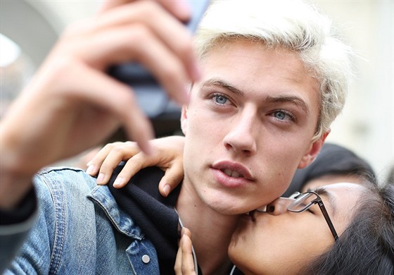 Model Lucky Blue Smith pobláznil tisíce dívek. Vyfotit si s ním selfíko se...