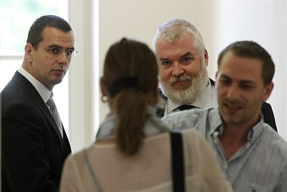 Bývalý policista Martin Foltýn (vlevo) spolen se svým obhájcem Radkem...