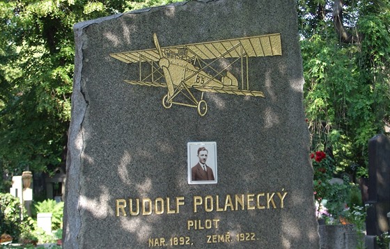Třeba hrob pilota a průkopníka letectví Rudolfa Polaneckého na Olšanských...