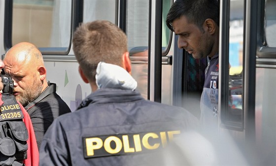 Tém 80 uprchlík z Pákistánu, Afghánistánu a Sýrie zadreli policisté v maarském nákladním aut na dálnici D5 na Tachovsku.