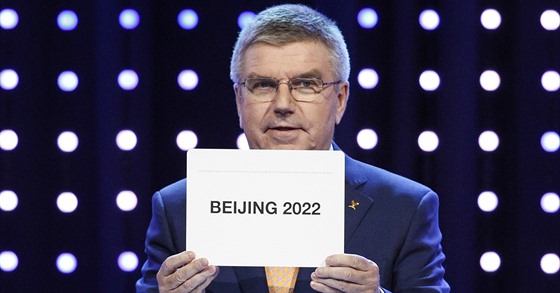 Prezident Mezinárodní olympijské komise Thomas Bach otevírá obálku s jasným...