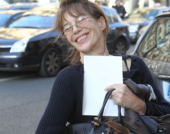Jane Birkinová s legendární kabelkou nesoucí její jméno (Paí, 6. bezna 2011)