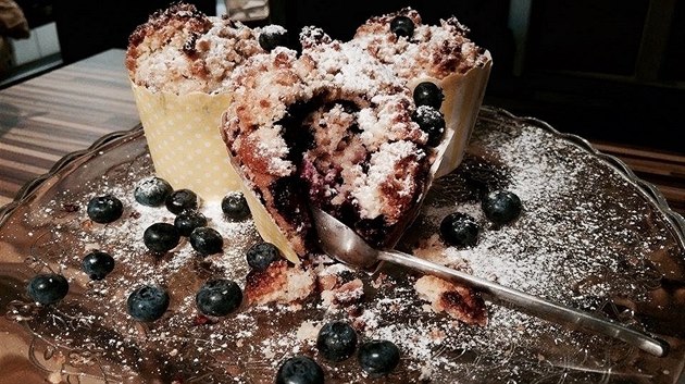 Bor�vkové muffiny s tvarohovou náplní a drobenkou