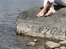 Hladový kámen u Tchlovic upomíná mimo jiné na rekordní sucho z roku 1904, kdy...