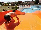 Hlavní bazén koupalit v Pibyslavi má nepravidelný tvar a jeho dominantou je...