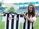 Nikol �vantnerov� pok�tila nov� dres �eskobud�jovick�ch fotbalist� p�ed startem...