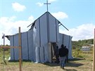 Uprchlický tábor u Calais má i kostel.