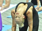 Kateřina Mátlová při cvičení jógy