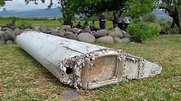 Úlomek letounu nalezený u Réunionu, který by mohl patřit ztracenému boeingu z letu MH370. (30. července 2015)