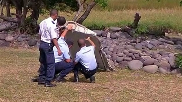 lomek letounu nalezen u Runionu, kter by mohl patit ztracenmu boeingu z letu MH370. (30. ervence 2015)