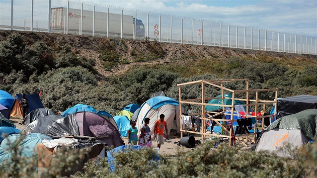 Život v uprchlickém táboře New Jungle u Calais začíná být čím dál tím víc organizovanější. Staví se domy, obchody i kostel. (31. července 2015)